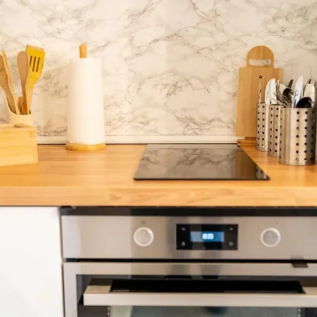 Truth Fuer 3 - Moderne Kueche - Smart Tv - Teppichboden *