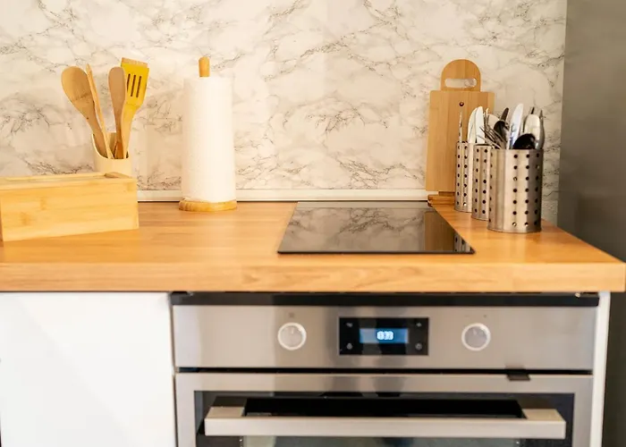 Truth Fuer 3 - Moderne Kueche - Smart Tv - Teppichboden *